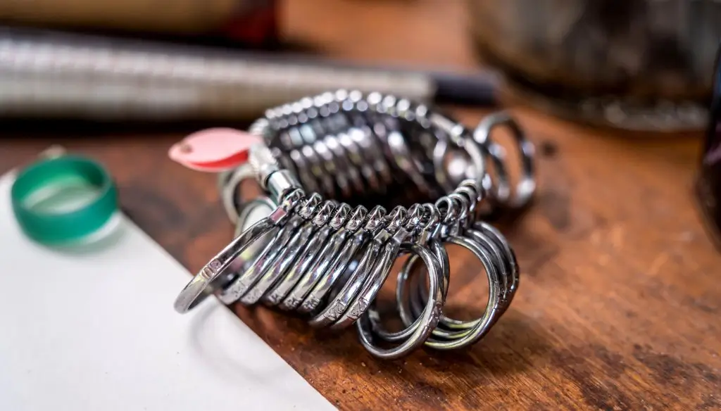 Gyűrűméretező eszköz – segít a pontos gyűrűméret kiválasztásában