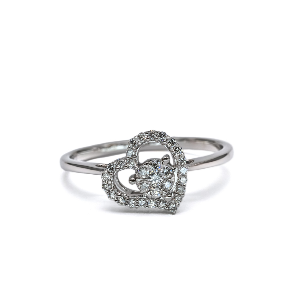 Petrals Florina fehérarany gyűrű, dupla szív motívummal, pavé gyémánttal és karmos foglalatú központi briliánssal.