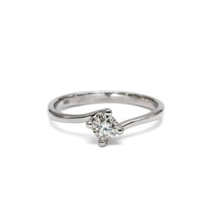 Petrals Nova szoliter fehérarany gyűrű, középen négy karmos foglalatban csillogó, briliáns csiszolású gyémánttal.