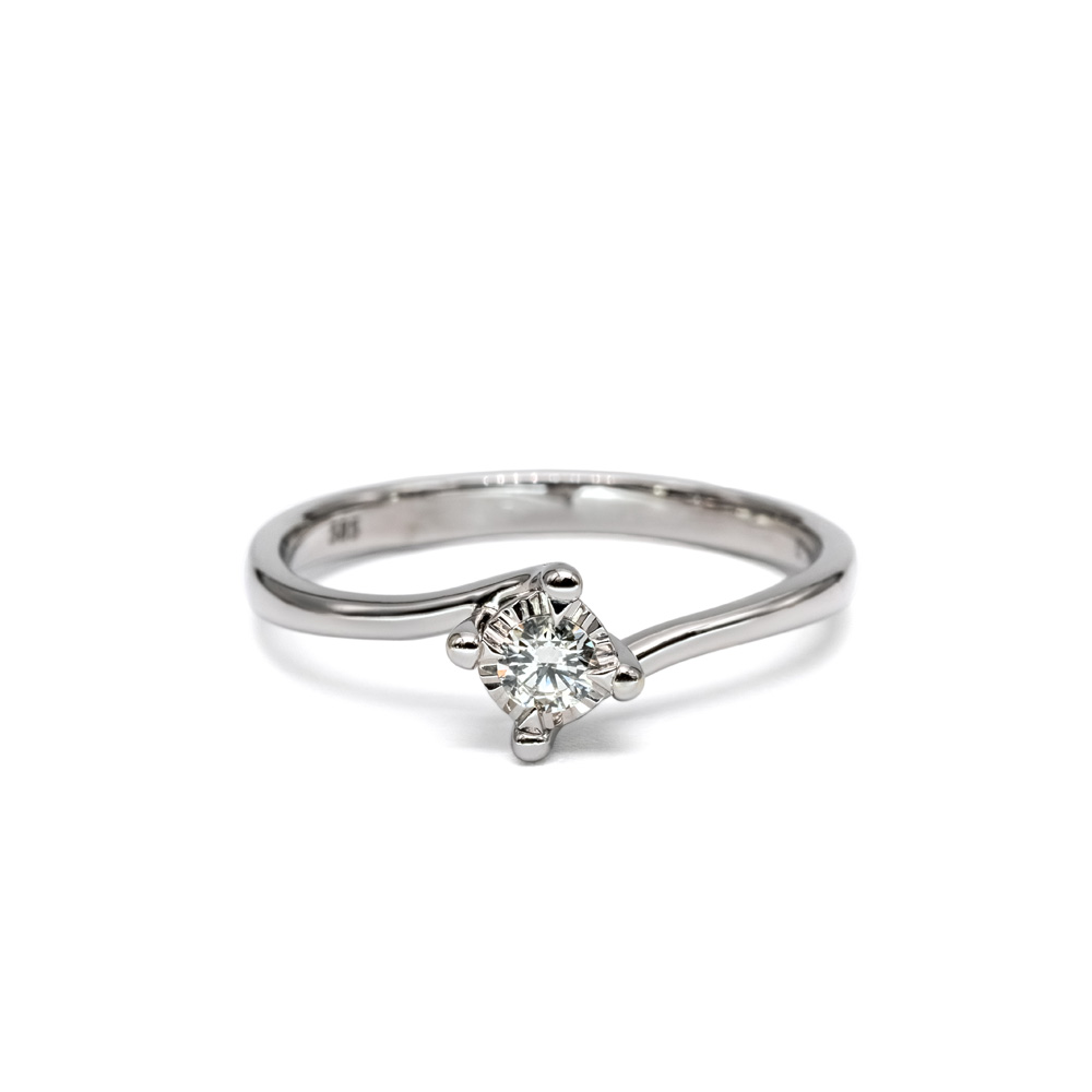 Petrals Nova szoliter fehérarany gyűrű, középen négy karmos foglalatban csillogó, briliáns csiszolású gyémánttal.