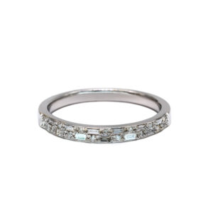 Petrals Azalea fehérarany gyűrű, baguette és briliáns csiszolású gyémánt csatorna foglalattal.