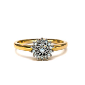 Surya névre keresztelt Petrals sárga arany gyűrű napmotívumos fejrésszel, közepén és körben csillogó gyémántokkal.