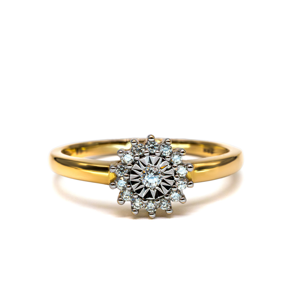 Surya névre keresztelt Petrals sárga arany gyűrű napmotívumos fejrésszel, közepén és körben csillogó gyémántokkal.