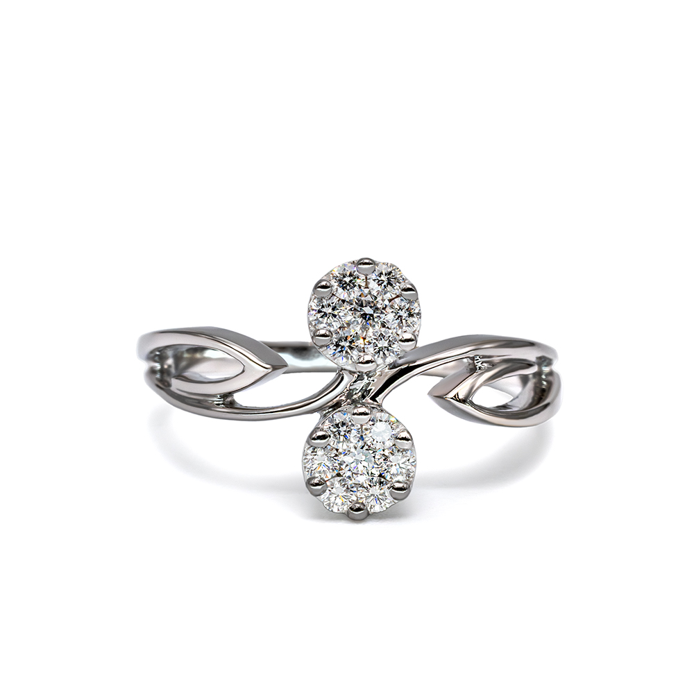 Petrals Camelia fehérarany gyűrű, két ragyogó gyémánt virágmintával és levélvonalas díszítéssel az aranyszáron.