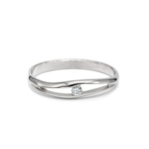 Petrals Calla fehérarany gyűrű két hullámos átfutó szár között egy briliáns gyémánttal.