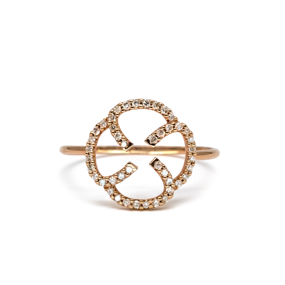 Petrals Sakura rozé arany gyűrű, közepén geometrikus indamotívum és pavé foglalású gyémántok.