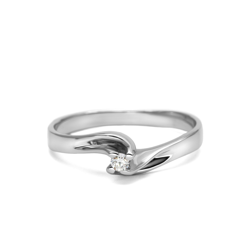 Petrals fehérarany gyűrű középen gyémánttal, ívelt szirmot idéző dizájnnal, minimalista eleganciában