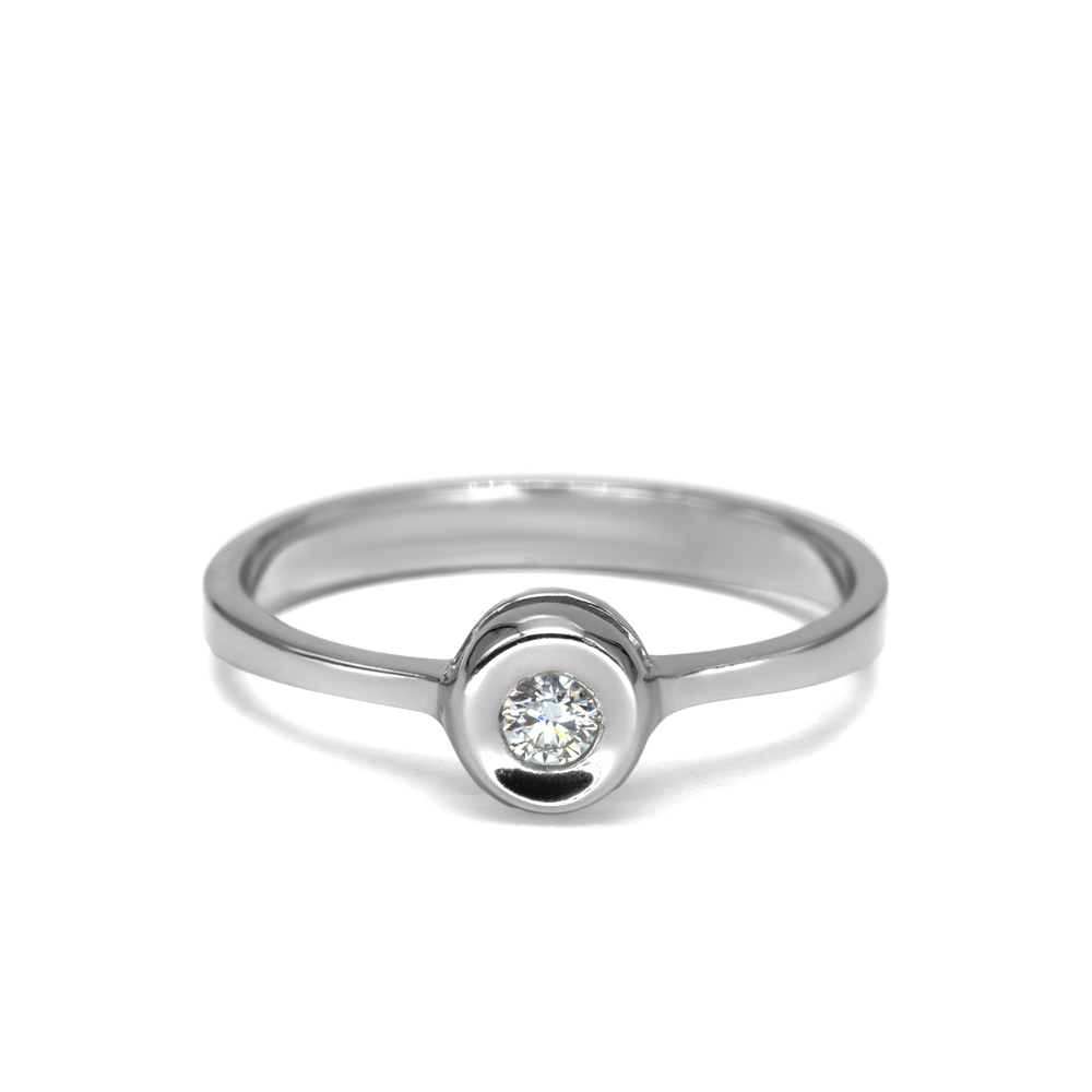 Petrals Violetta fehérarany gyűrű, bezeles foglalatú briliáns gyémánttal, tükörfényes comfort-fit karikával.