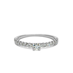 Petrals fehérarany gyűrű középen nagy briliánssal, teljes körű pavé gyémántsorral, klasszikus, ragyogó női dizájnban