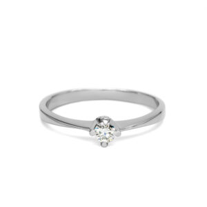 Petrals fehérarany szoliter gyűrű középen gyémánttal, finoman ívelt sínnel, modern virág ihlette designban