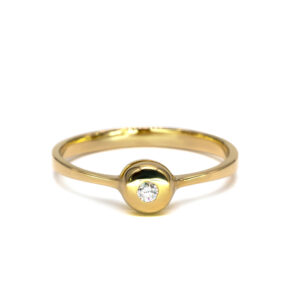 Petrals Goldenia sárga arany gyűrű, tömör, magasított bezeles foglalatban briliáns csiszolású gyémánttal.