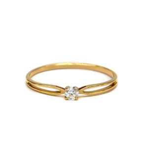 Petrals Melrose sárga arany gyűrű, karcsú szár, középen karmos foglalatú briliáns gyémánt.