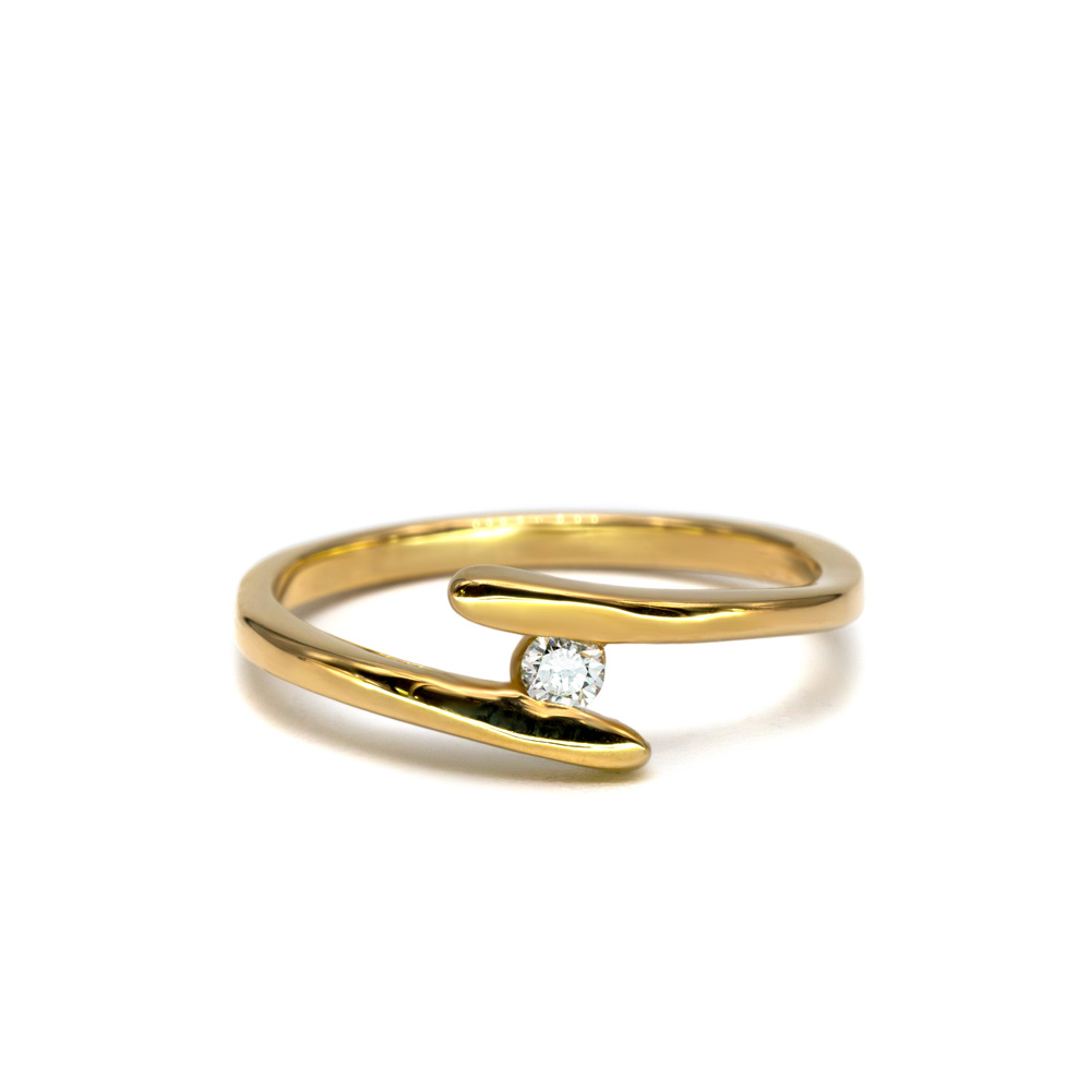 Petrals Ficus sárga arany nyitott gyűrű, középen modern karmos foglalatú briliáns gyémánttal.