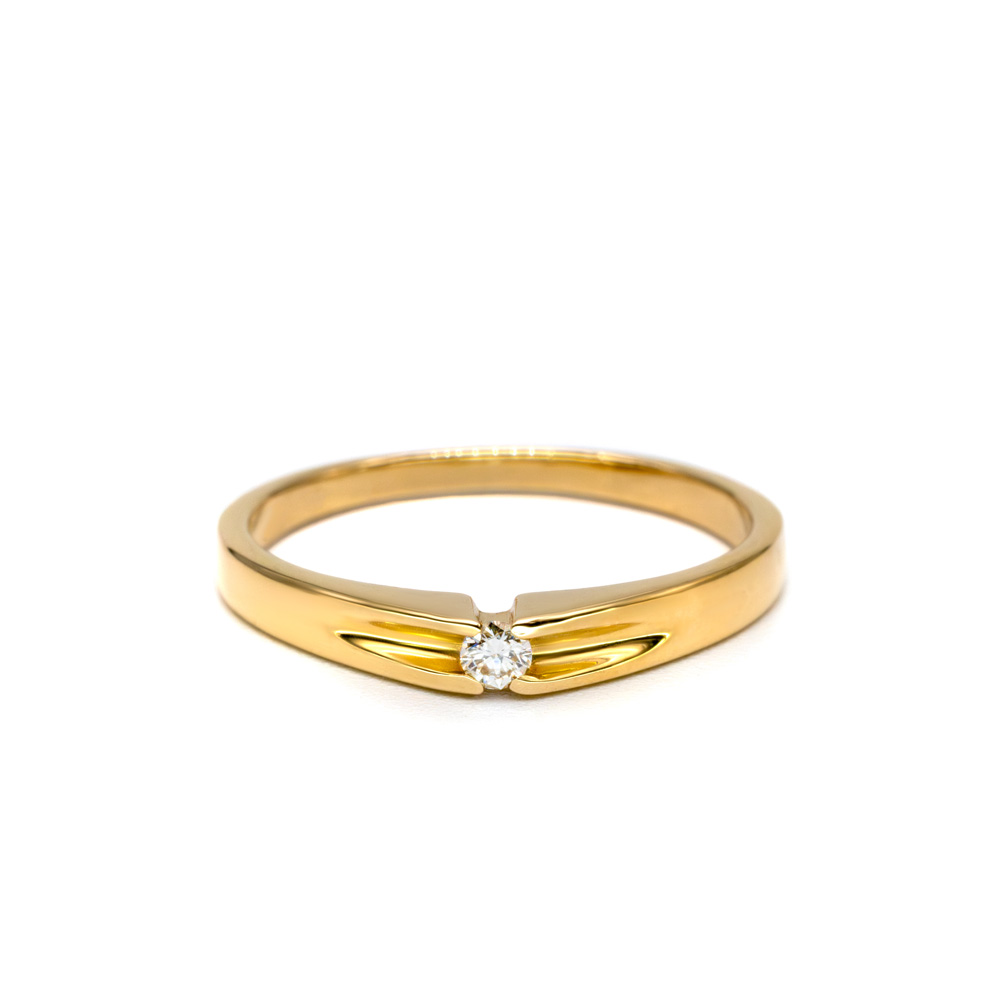 Petrals Liriope sárga arany gyűrű, minimalista V-alakú szárban, karmos foglalatú briliáns gyémánttal.