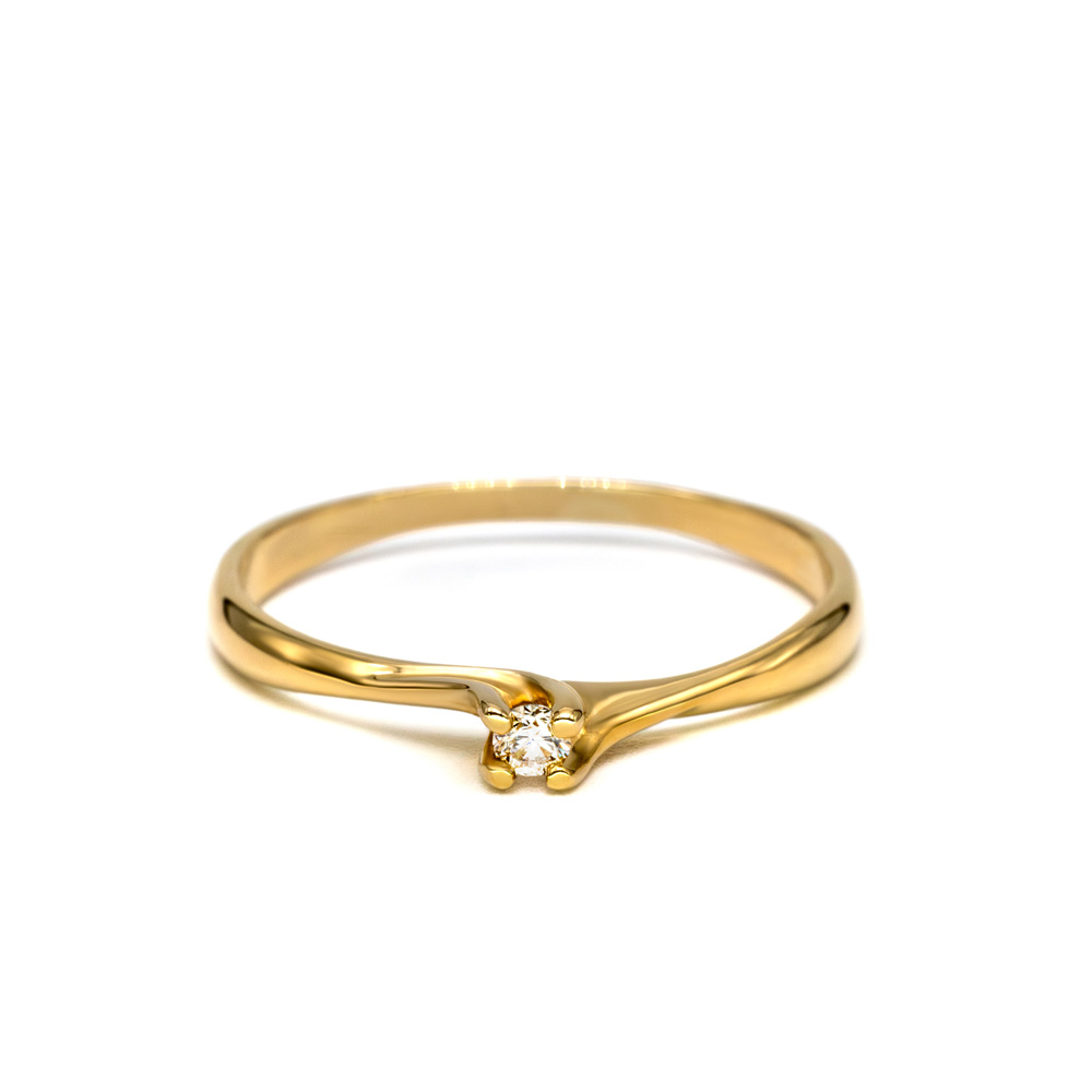 Petrals Viola sárga arany aszimmetrikus gyűrű, karmos foglalatú briliáns gyémánttal.