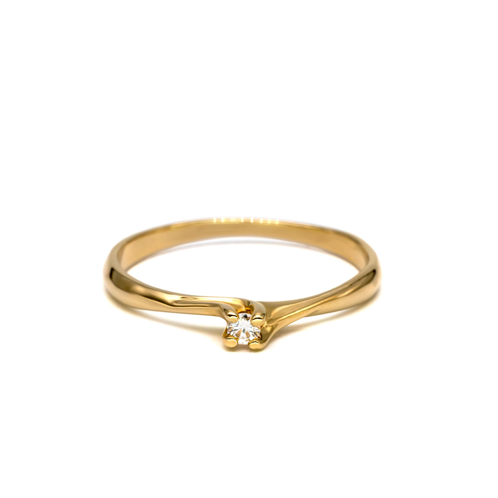 Petrals Malva sárga arany gyűrű, csavart fejű, karmos foglalatú briliáns gyémánttal.