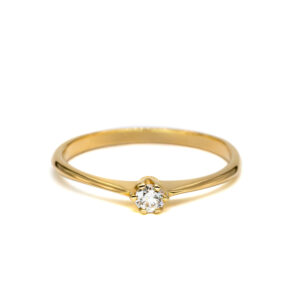 Petrals Leilani sárga arany gyűrű, V-alakú szárak között karmos foglalatú briliáns gyémánttal.