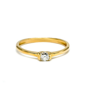 Petrals Cattleya sárga arany gyűrű, tömör ovális fejben karmos foglalatú briliáns gyémánttal.