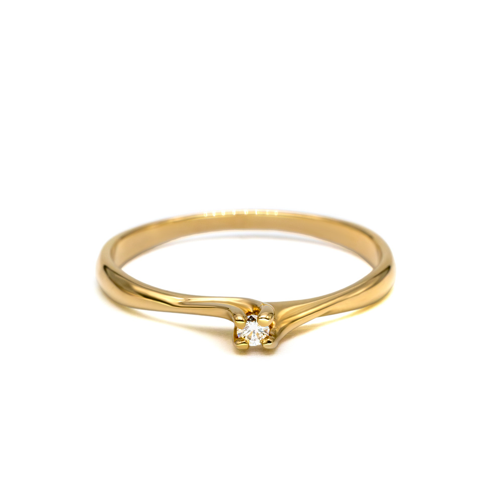 Petrals Nandina arany hullámos gyűrű, két ív találkozásában karmos foglalatú briliáns gyémánttal.