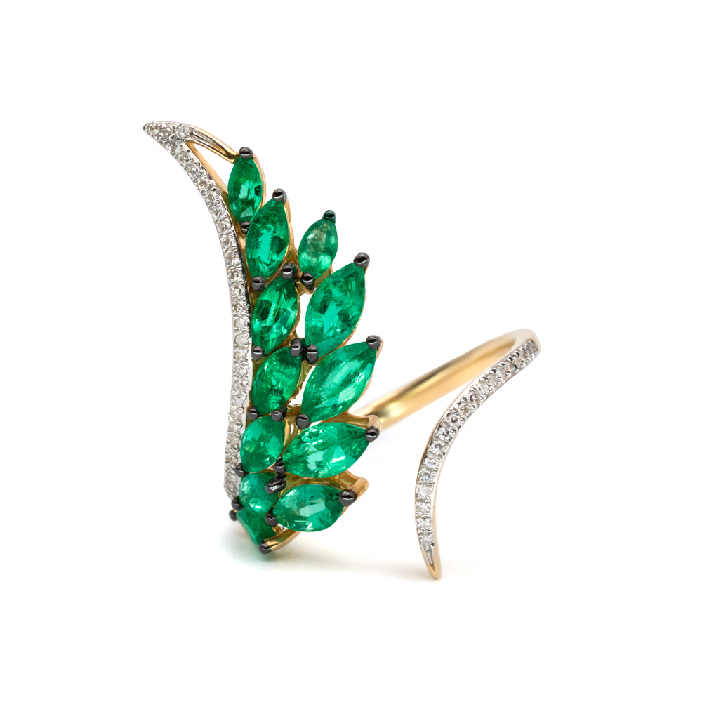 Petrals Asphodel feltűnő, zöld levél motívumos gyűrű smaragd csiszolású kövekkel, sárga aranyból és pavé gyémánt díszítéssel.