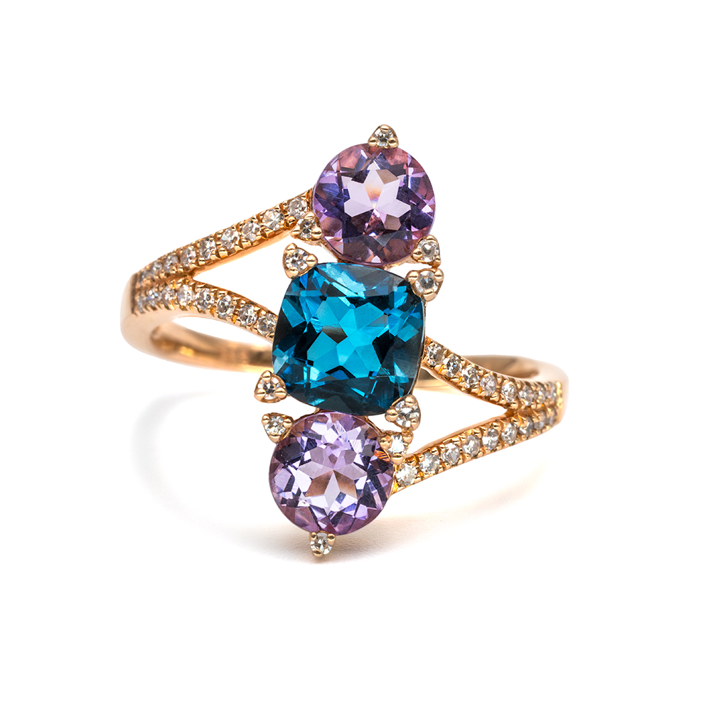 Petrals Azurite rozé arany háromköves gyűrű London Blue topáz, két ametiszt és gyémánt pavé díszítéssel.