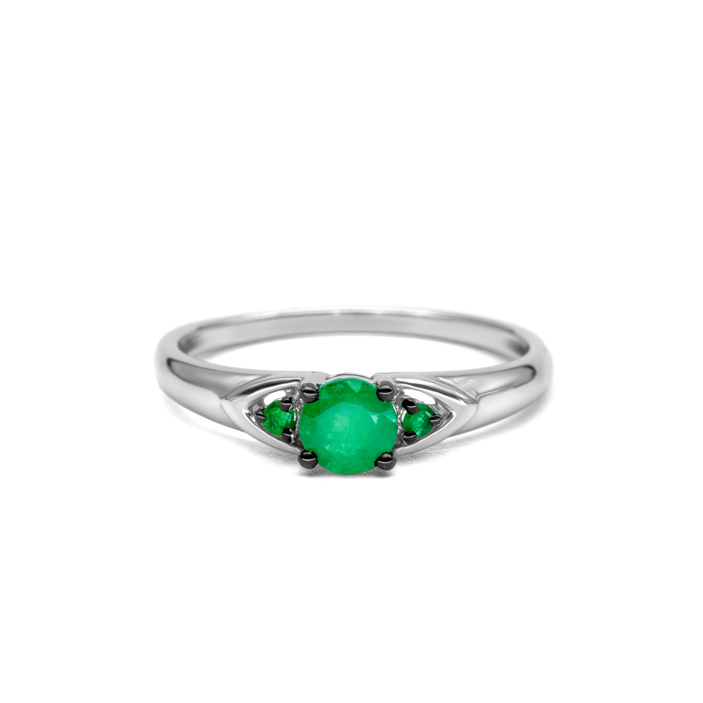 Petrals Acacia modern fehérarany gyűrű három smaragd kővel, fekete árnyalatú foglalatban.