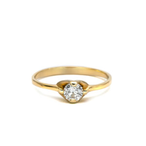 Petrals Calla elegáns sárga arany gyűrű, szív motívumra emlékeztető foglalatban ragyogó briliáns gyémánttal.