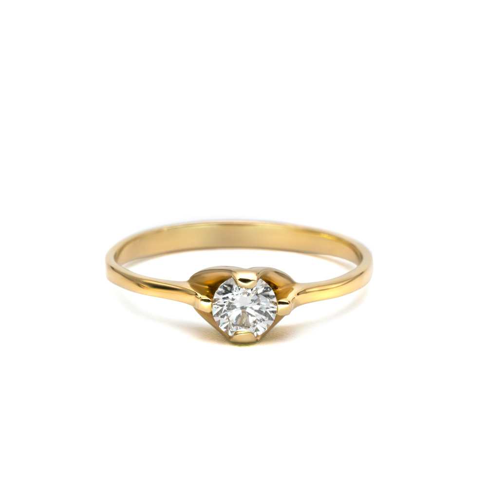 Petrals Calla elegáns sárga arany gyűrű, szív motívumra emlékeztető foglalatban ragyogó briliáns gyémánttal.