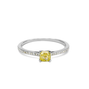 Petrals fehérarany gyűrű sárga párna csiszolású gyémánttal, pavé briliáns díszítéssel, modern luxus dizájnban