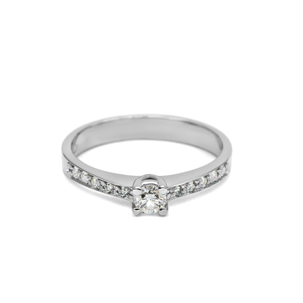 Petrals fehérarany gyűrű pavé gyémántsorral és központi briliáns soliter kővel, elegáns modern dizájnban