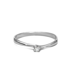 Petrals fehérarany gyűrű soliter foglalatban, központi briliáns gyémánttal, klasszikus elegáns női dizájnban, keresőbarát leírással