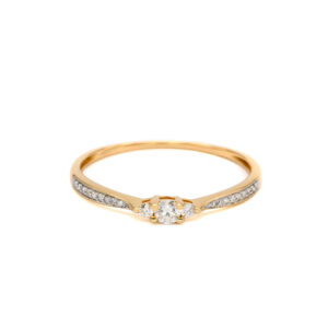 Petrals sárga arany gyűrű középen briliáns gyémánttal és pavé foglalatú oldalkövekkel elegáns stílusban