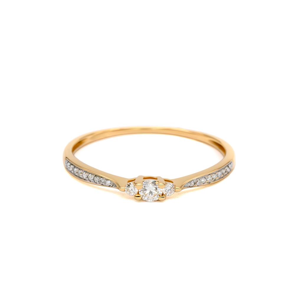 Petrals sárga arany gyűrű középen briliáns gyémánttal és pavé foglalatú oldalkövekkel elegáns stílusban