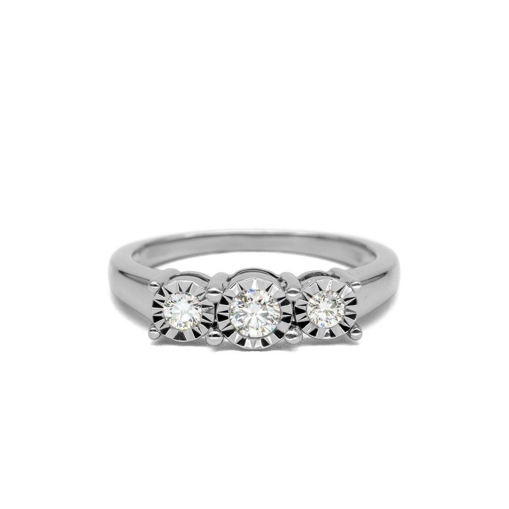 Petrals fehérarany gyűrű három briliáns gyémánttal, trió foglalatban, elegáns klasszikus női dizájnban