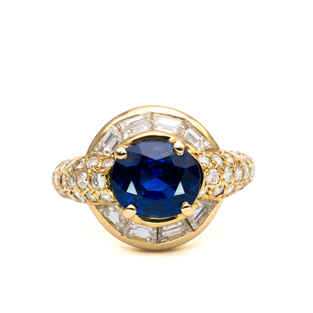 Petrals sárga arany gyűrű ovális mélykék zafírral, baguette és körgyémánt foglalatban luxus stílusban