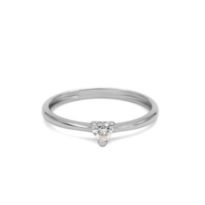 Petrals fehérarany gyűrű szív alakú gyémánttal, háromkarmos foglalatban, romantikus modern női dizájnban