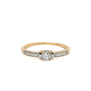 Petrals sárga arany gyűrű központi briliáns gyémánttal és pavé gyémánt vállakkal fehérarany foglalatban
