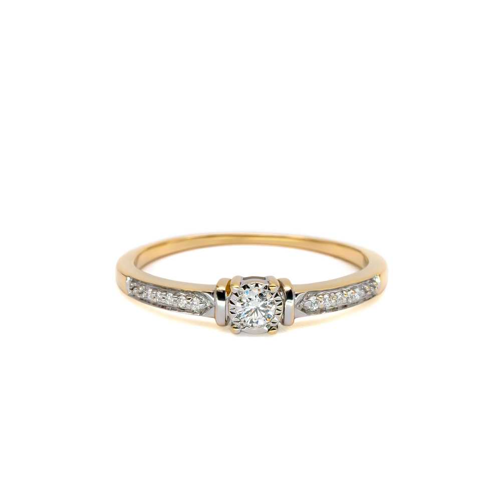 Petrals sárga arany gyűrű központi briliáns gyémánttal és pavé gyémánt vállakkal fehérarany foglalatban