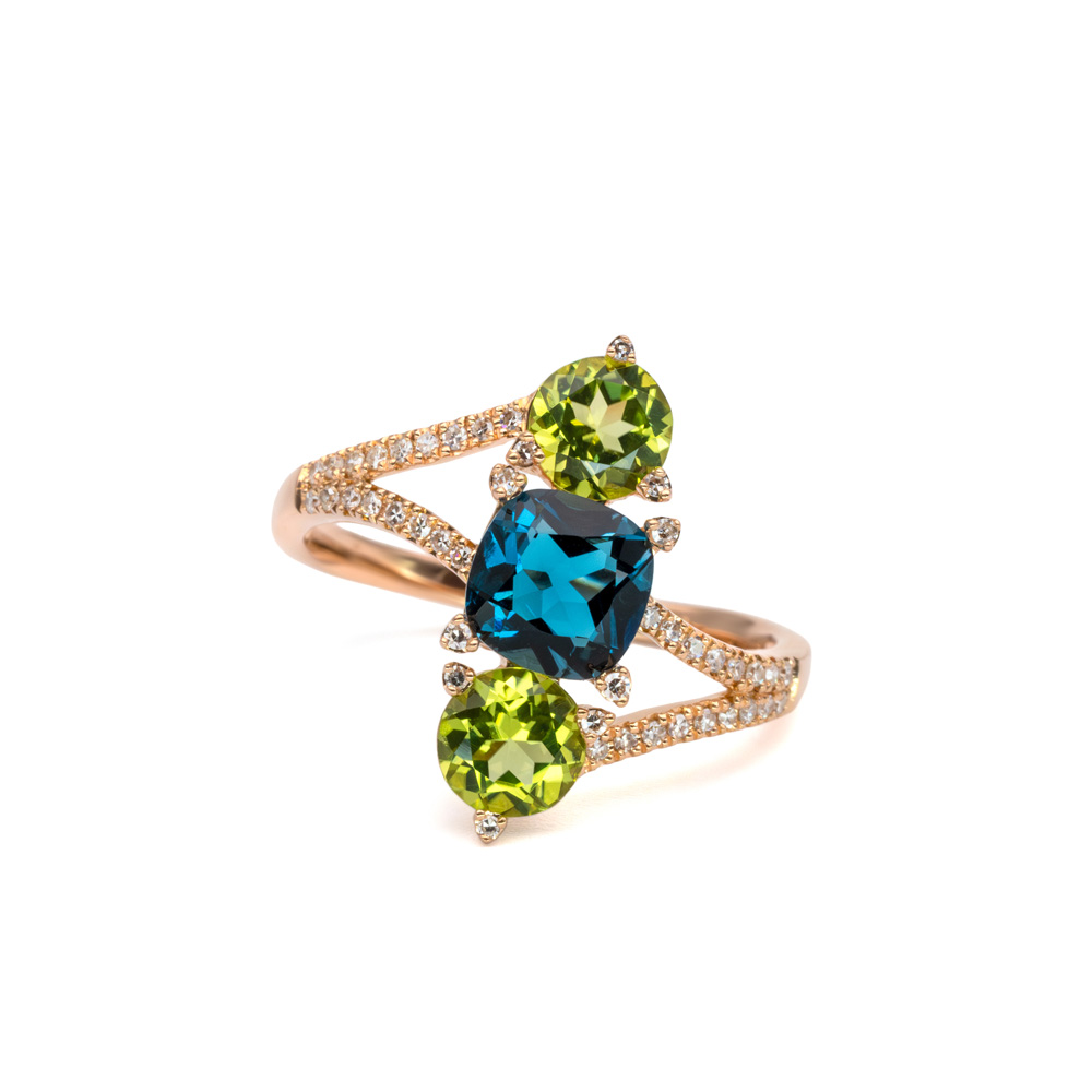 Petrals rozé arany gyűrű londoni kék topázzal két peridottal és gyémánt pavé vállakkal