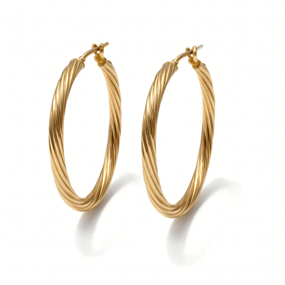 Csavart arany karika fülbevaló fehér háttéren, Petrals elegáns női ékszer webáruház részére