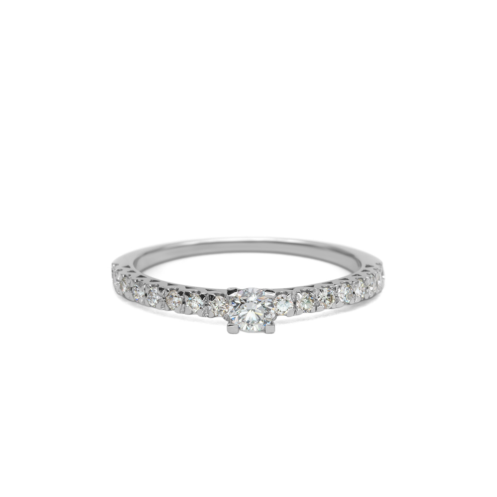 petrals fehérarany pavé gyémánt eljegyzési gyűrű középen karmos briliánssal, letisztult termékfotó fehér háttérrel