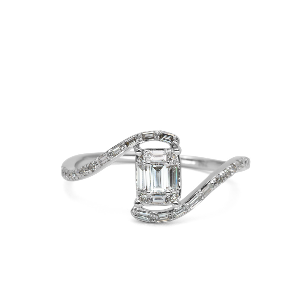 Petrals fehérarany emerald cut csatorna gyémánt gyűrű hosszúkás csiszolással, luxus fotó fehér háttérrel