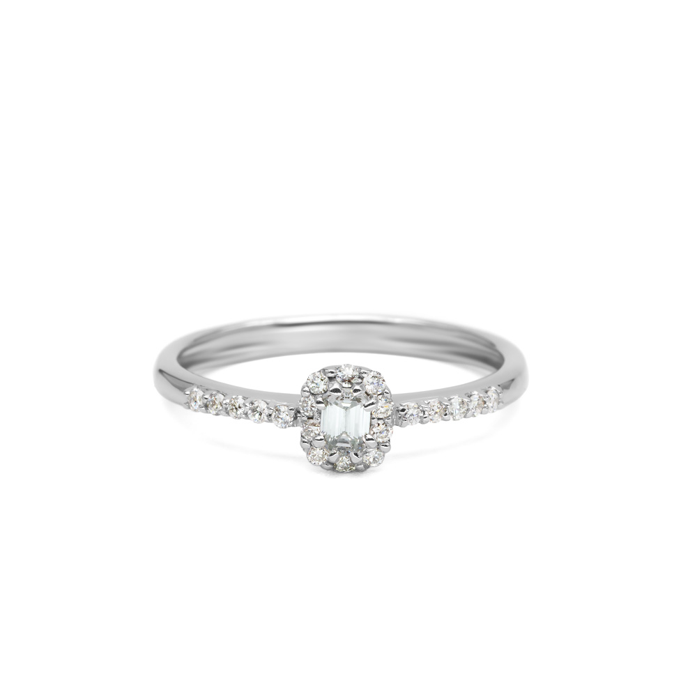 Petrals fehérarany halo gyémánt eljegyzési gyűrű emerald hatású központi résszel és pavé köves sínnel, termékfotó fehér háttérrel