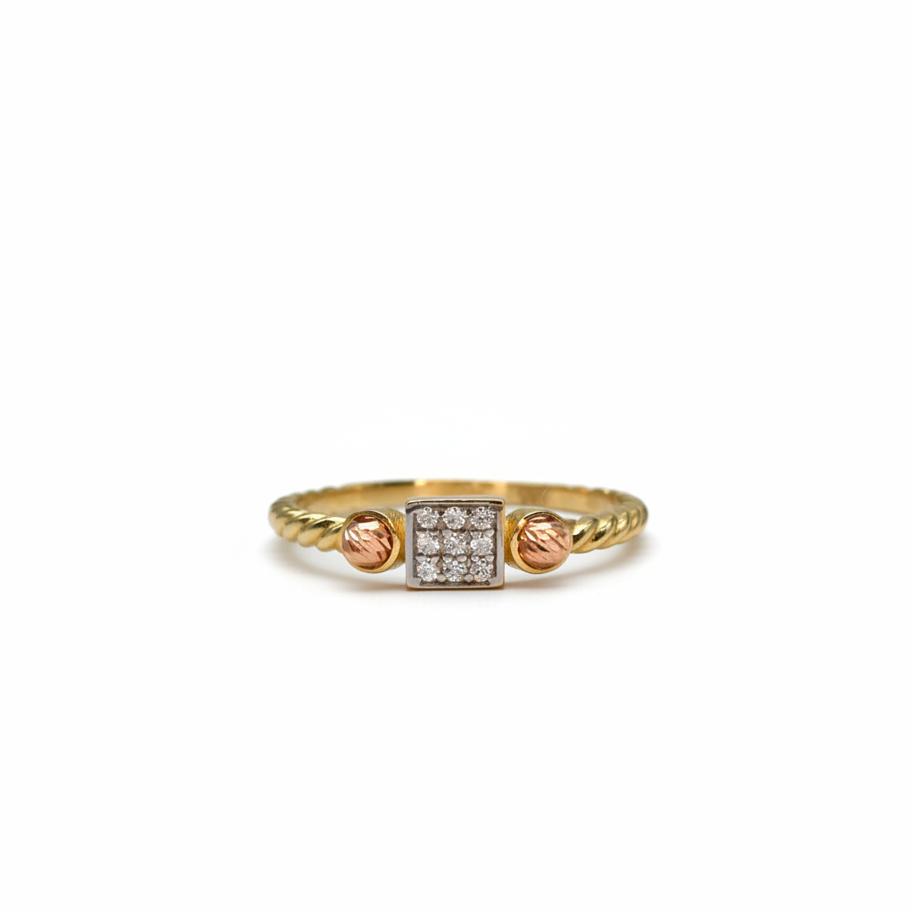 Petrals 14 karátos háromszínű arany gyűrű csavart sárga arany sínnel, rozé arany virágdíszekkel és fehér arany keretben ülő 3×3-as pavé brillcsiszolású cirkóniákkal.