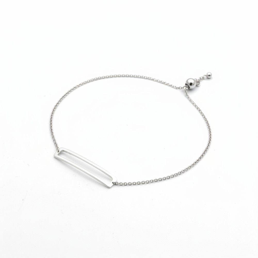 Petrals K44 fehér arany bar karkötő – ródiumozott 14K, selyemfényű open-frame medál, állítható csúszózárral, fehér háttéren