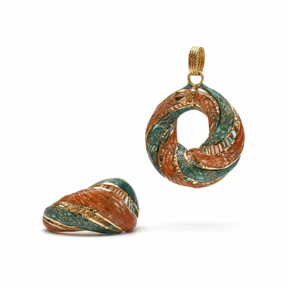 Petrals 14 karátos sárga arany ékszerszett spirál alakú medállal és gyűrűvel, barna és zöld zománchatású díszítéssel.