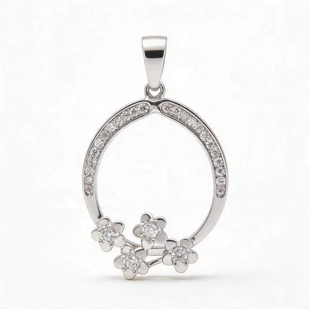 14 karátos fehér arany kör medál pavé cirkóniával és virágmotívummal