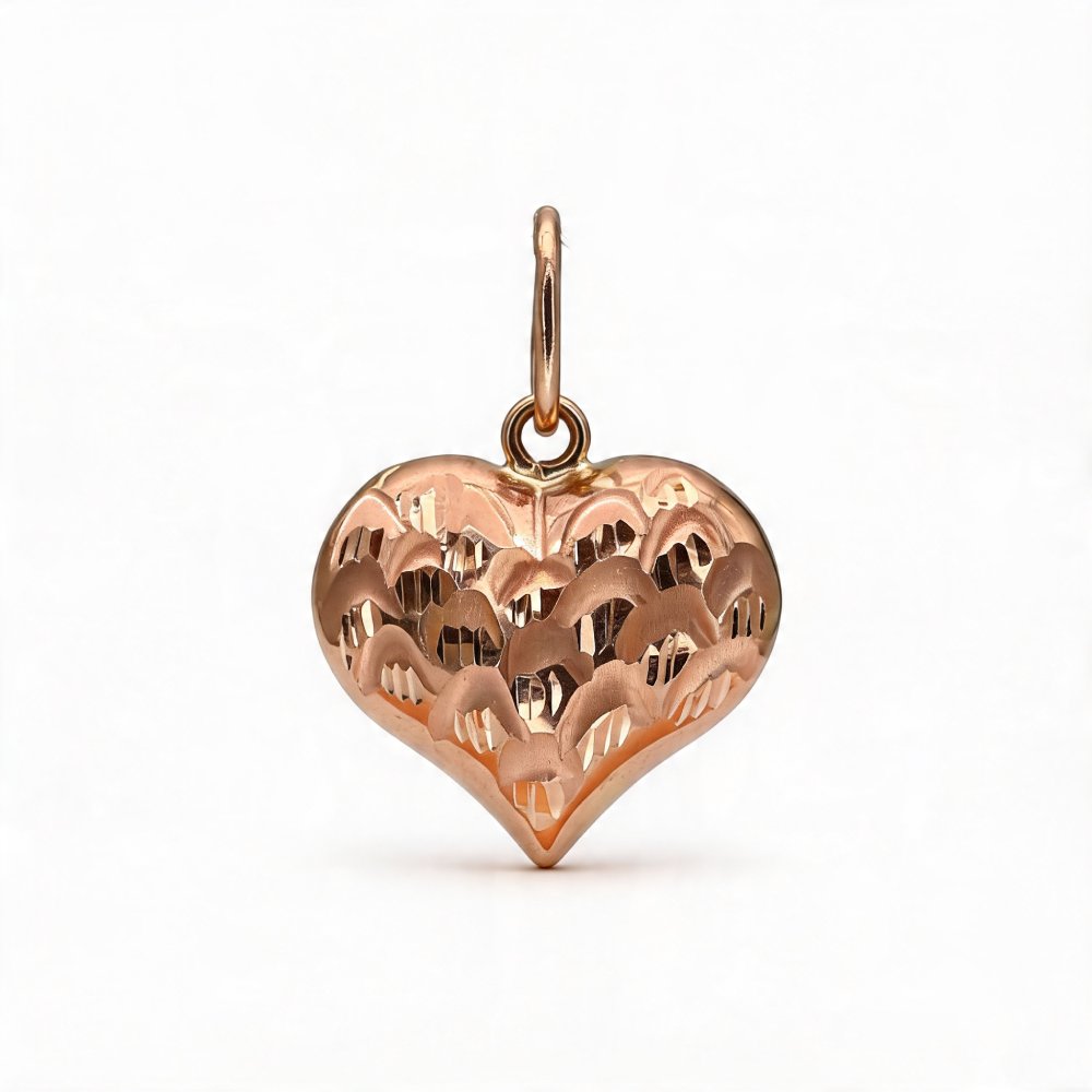 14 karátos rozé arany szívmedál domborított pikkelymintával